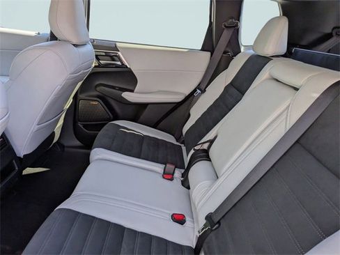 New 2025 Mitsubishi Outlander SE image 17