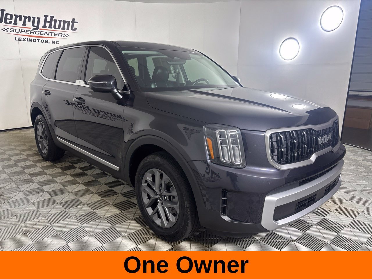 Used 2025 Kia Telluride LX FWD image 4