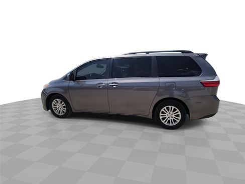 Used 2017 Toyota Sienna XLE Premium FWD image 6