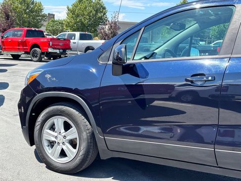 Used 2021 Chevrolet Trax LT w/ LT Convenience Package FWD image 6