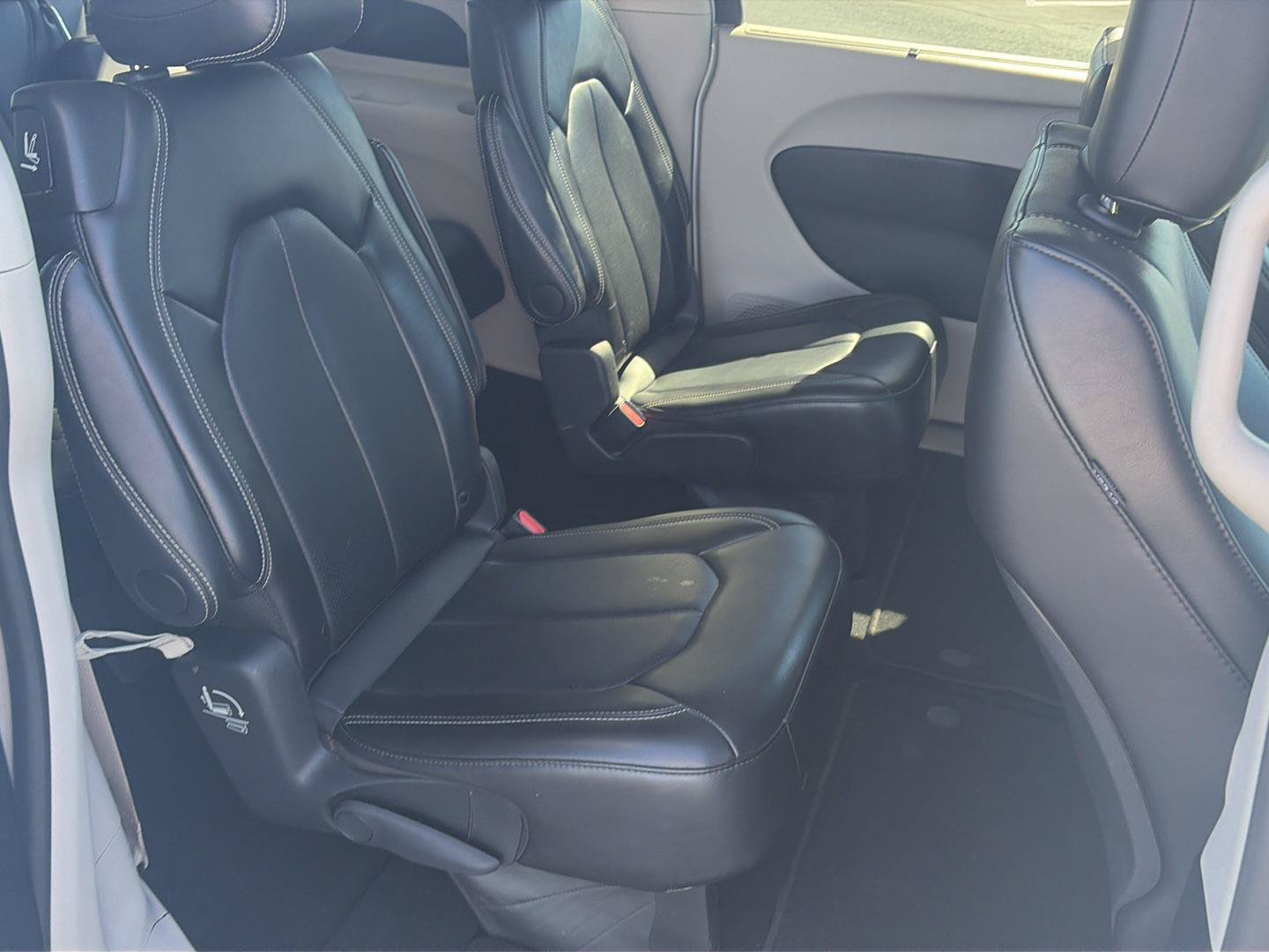 Used 2024 Chrysler Pacifica Touring-L FWD image 19