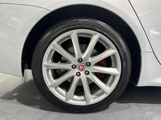 Used 2016 Jaguar XJ R-Sport RWD image 9