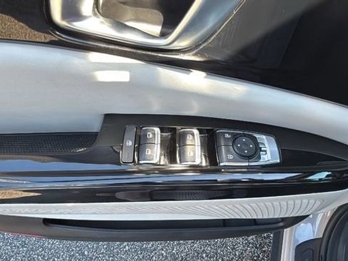 Used 2024 Kia Carnival EX image 18