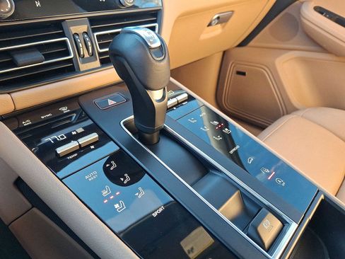 Used 2024 Porsche Macan image 12