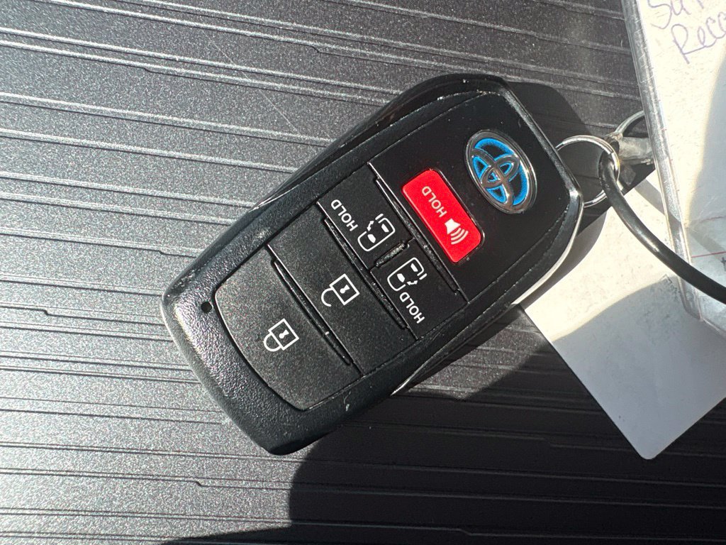 Used 2025 Toyota Sienna LE FWD image 12
