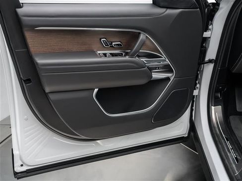 Used 2025 Land Rover Range Rover SE image 23