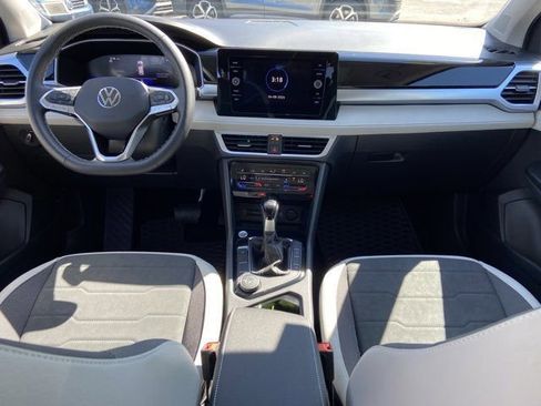 Used 2025 Volkswagen Taos SE w/ Panoramic Sunroof Package image 13