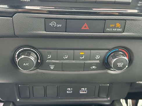 Used 2024 Nissan Frontier SV image 11