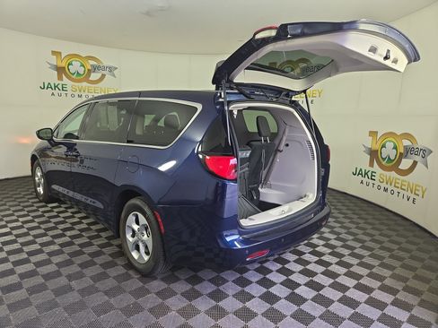 Used 2017 Chrysler Pacifica LX w/ Tire & Wheel Group FWD image 33