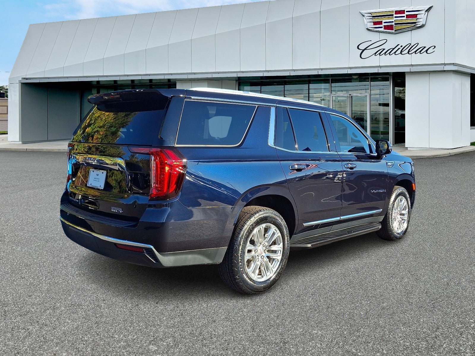 Used 2021 GMC Yukon SLT w/ Rear Media and Nav Package AWD/4WD image 6