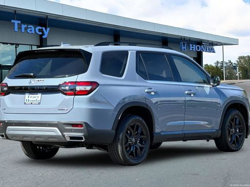 New 2025 Honda Pilot Touring image 4