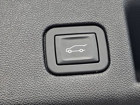 Certified 2019 Chevrolet Equinox LT w/ Sun & Navigation Package FWD image 32