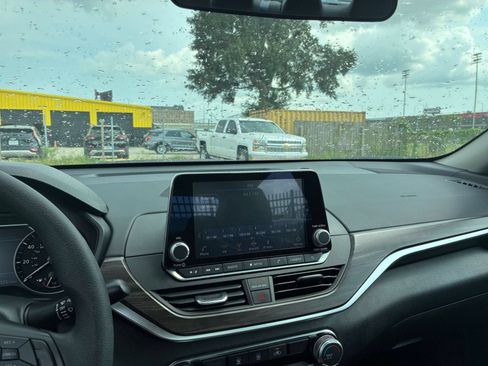 Used 2025 Nissan Altima 2.5 SV FWD image 14