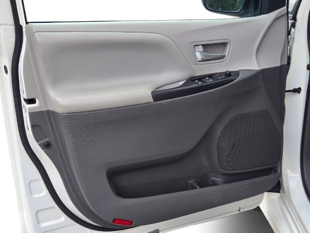 Used 2018 Toyota Sienna LE FWD image 12