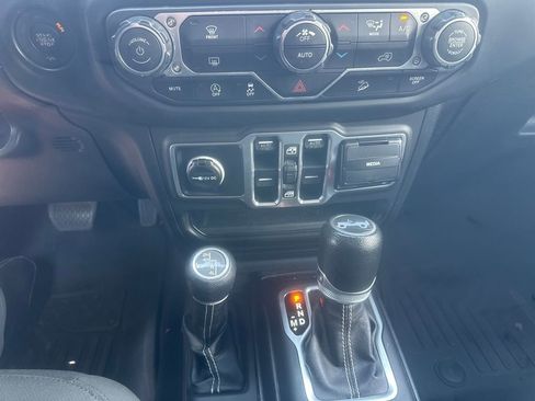 Used 2018 Jeep Wrangler Unlimited Sahara AWD/4WD image 13