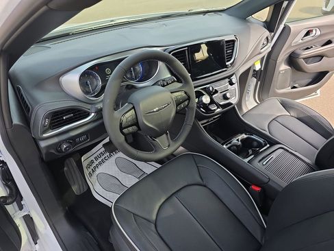 New 2026 Chrysler Pacifica Limited image 18