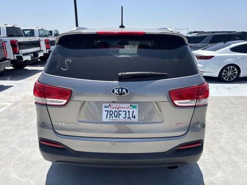 Used 2016 Kia Sorento FWD image 4