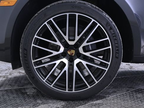 Used 2026 Porsche Macan AWD/4WD image 11