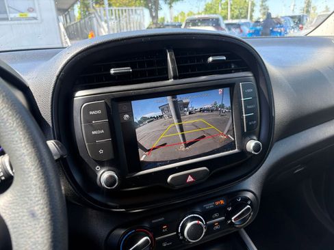 Used 2025 Kia Soul LX w/ LX Technology Package FWD image 22