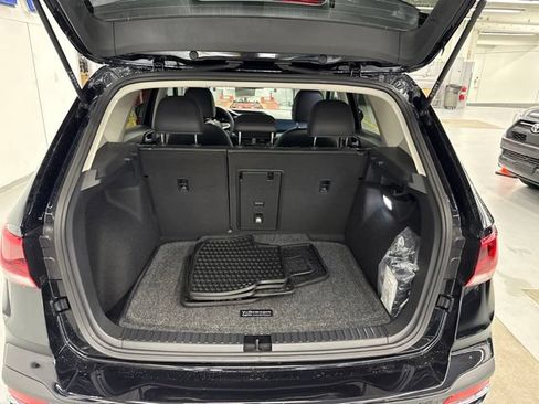 Used 2024 Volkswagen Taos SE w/ Panoramic Sunroof Package AWD/4WD image 18