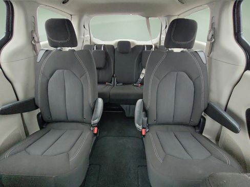 Used 2023 Chrysler Voyager LX image 18