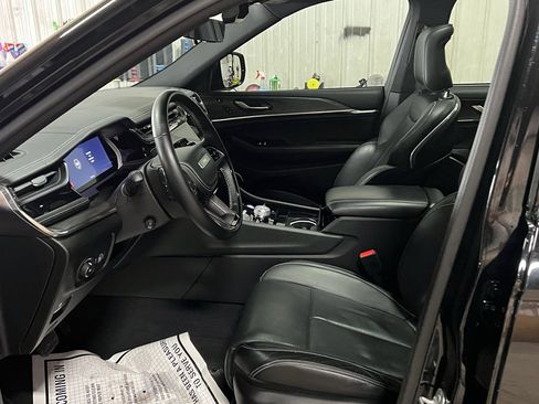 Used 2023 Jeep Grand Cherokee Overland w/ Advanced Protech Group III image 9