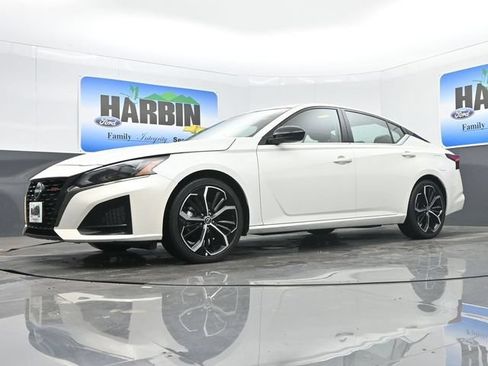 Used 2024 Nissan Altima 2.5 SR FWD image 18