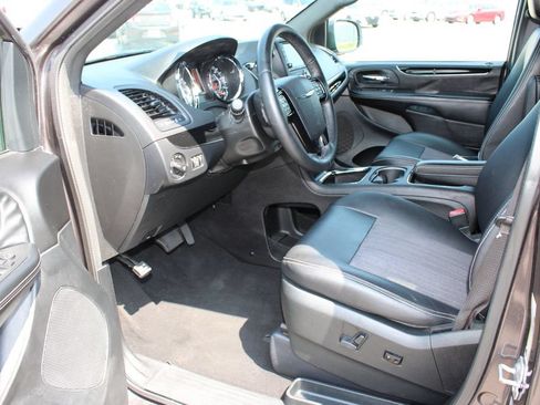 Used 2016 Chrysler Town & Country S w/ Driver Convenience Group FWD image 11