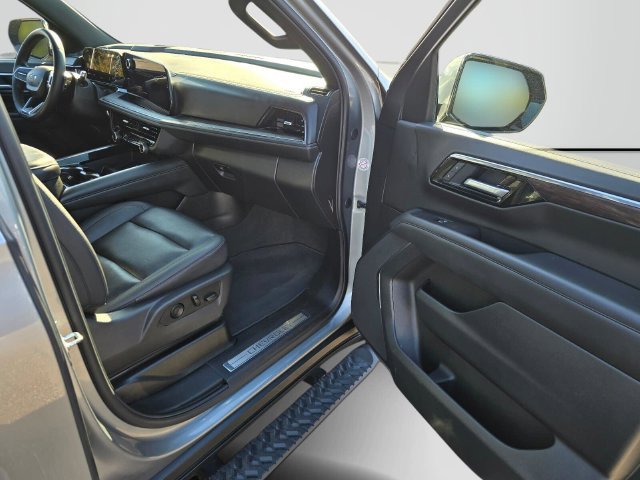Used 2025 Chevrolet Suburban Z71 AWD/4WD image 12