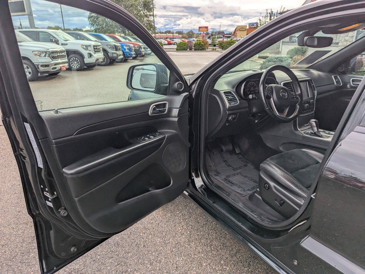 Used 2017 Jeep Grand Cherokee Altitude AWD/4WD image 9