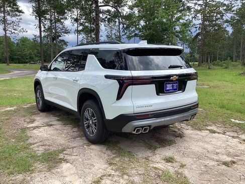New 2026 Chevrolet Traverse LT w/ Driver Confidence Package FWD image 3