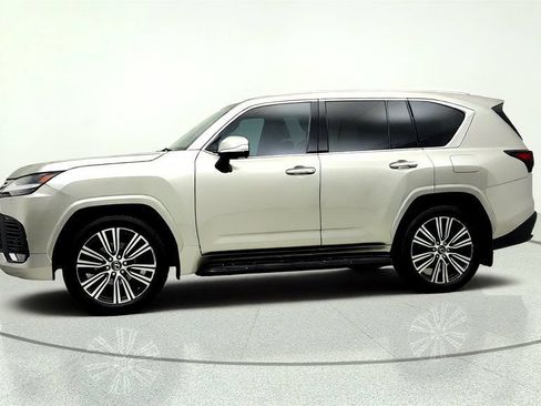Used 2022 Lexus LX 600 4WD w/ Accessory Package (Z1) image 8