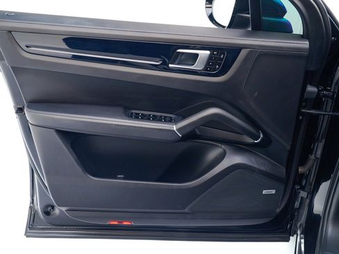 Used 2021 Porsche Cayenne S image 22