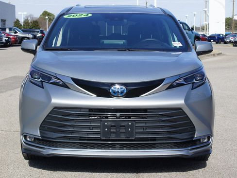 Used 2024 Toyota Sienna Platinum image 28