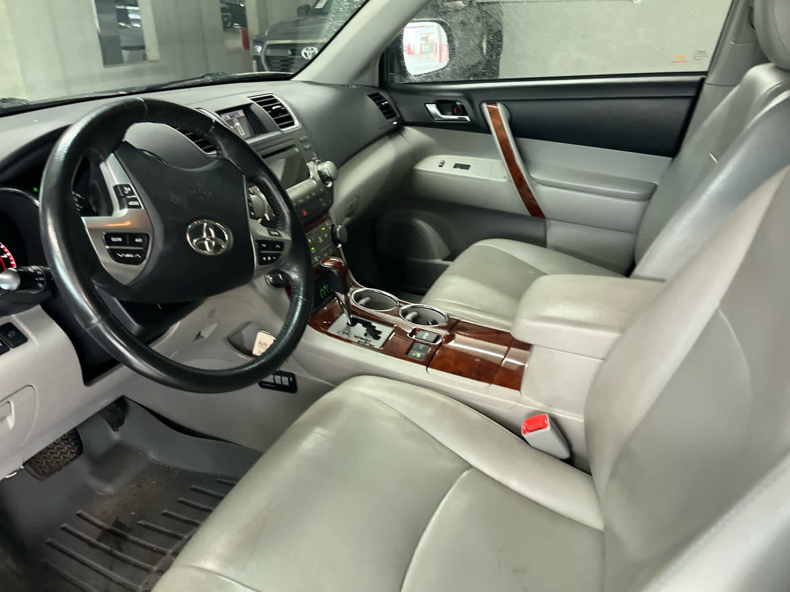Used 2012 Toyota Highlander Limited w/ Tow Pkg AWD/4WD image 8