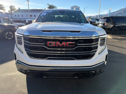 Used 2024 GMC Sierra 1500 SLT image 3