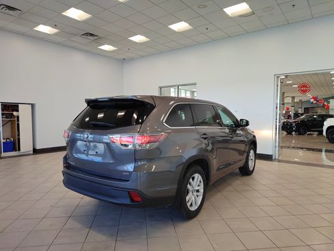 Used 2016 Toyota Highlander LE AWD/4WD image 3