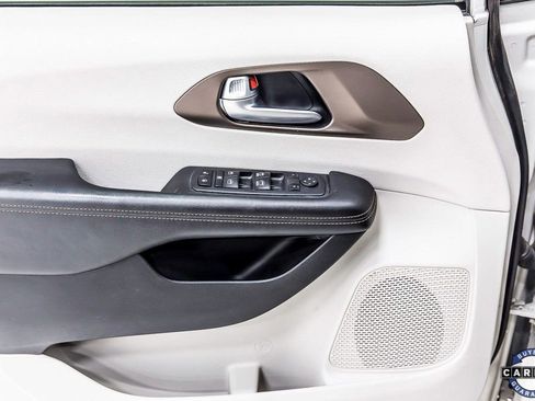 Used 2017 Chrysler Pacifica Touring-L image 22