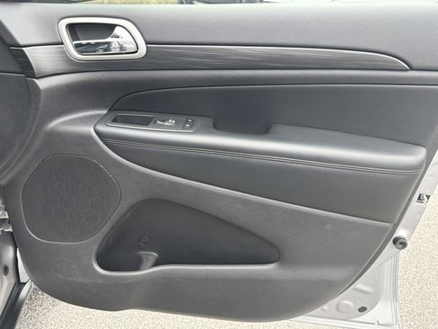 Used 2020 Jeep Grand Cherokee Laredo RWD image 17