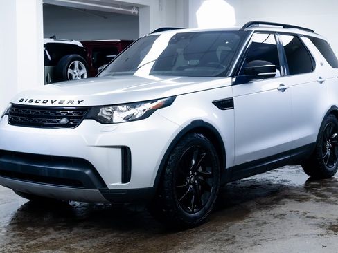 Used 2018 Land Rover Discovery SE image 3