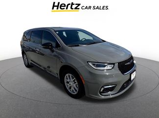 Used 2025 Chrysler Pacifica Select video 1