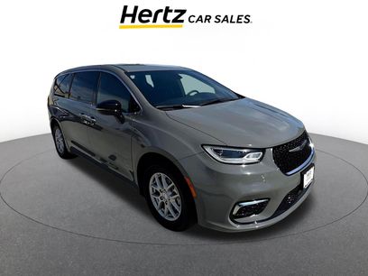 Used 2025 Chrysler Pacifica Select