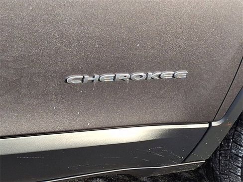 Used 2019 Jeep Cherokee Latitude Plus w/ Cold Weather Group image 31