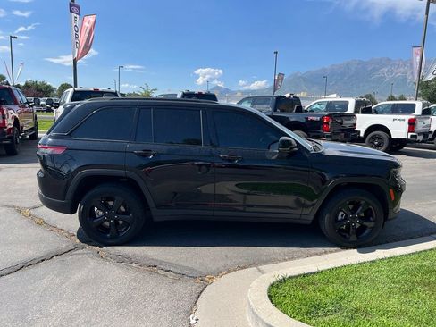 Used 2023 Jeep Grand Cherokee Altitude AWD/4WD image 7