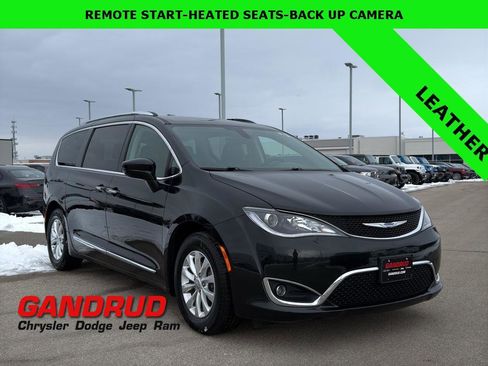 Used 2018 Chrysler Pacifica Touring-L image 1