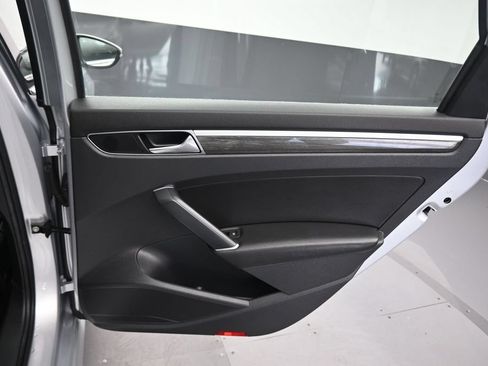 Used 2018 Volkswagen Passat 2.0T SE FWD image 34