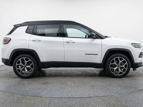 Used 2025 Jeep Compass Limited image 11