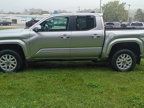 Used 2024 Toyota Tacoma SR5 AWD/4WD image 4