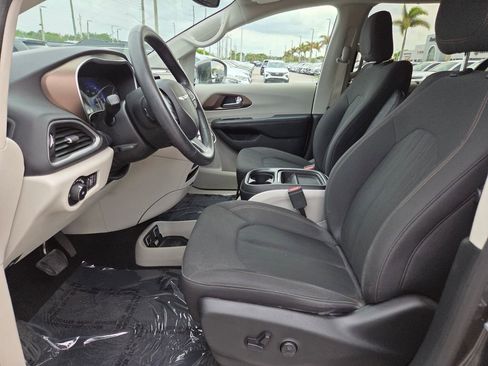Used 2019 Chrysler Pacifica Touring Plus w/ Advanced Safetytec Group FWD image 24