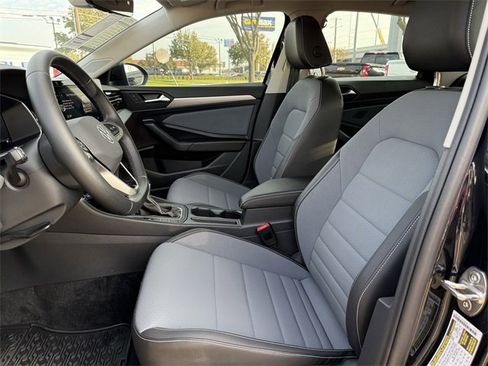 Certified 2025 Volkswagen Jetta SE w/ Sunroof Package image 24
